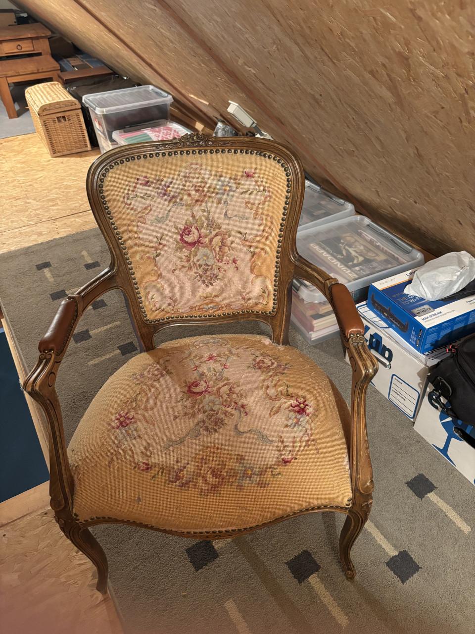 Antieke stoel met bloemenpatroon en houten harpstoel