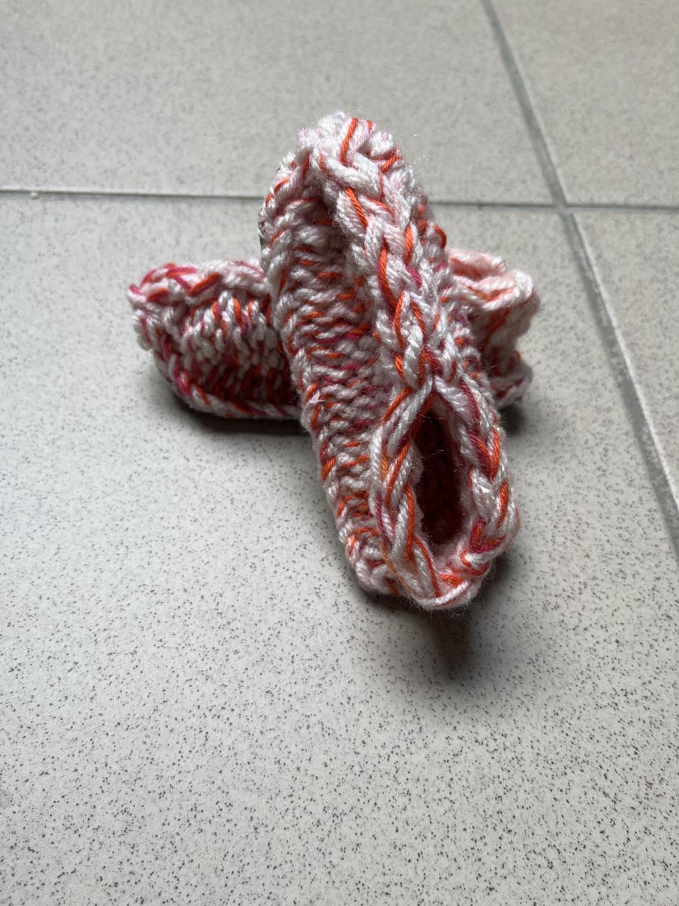 Warme gebreide slofjes