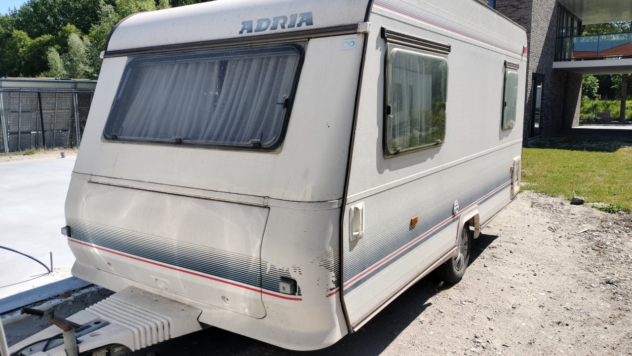 Adria caravan met voortent