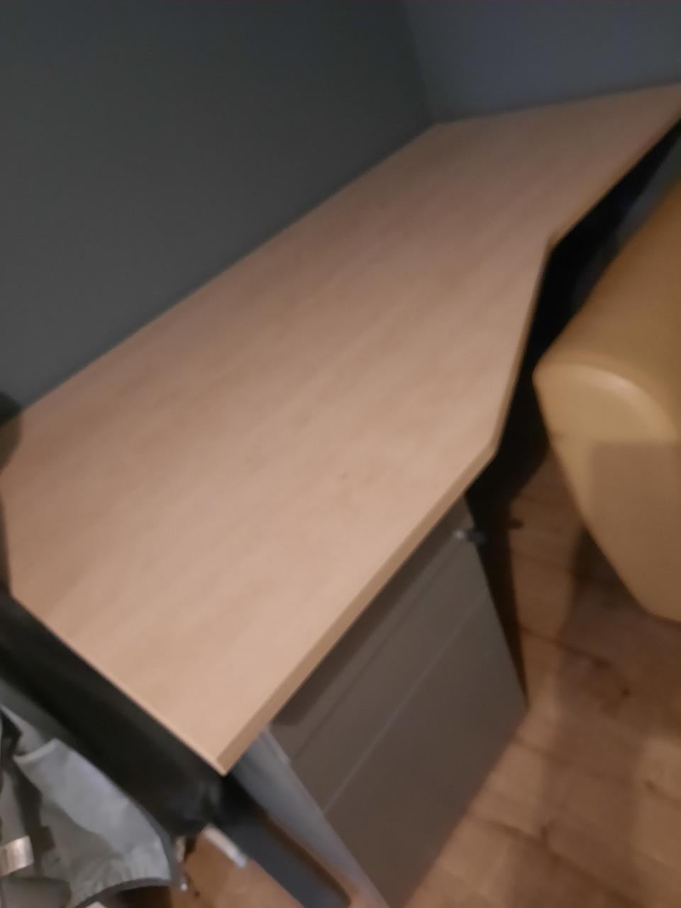 Gratis kantoorbureau 180 x 100 inclusief los stalen ladenblok