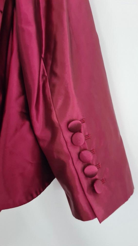 RENA LANGE: Nieuw robijnrood mantelpak maat 44/46 € 2.650,–