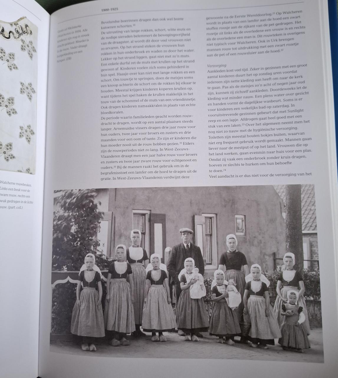 De Zeeuwse streekdrachten 1800-2000, door Jeanine Dekker (eindred.)