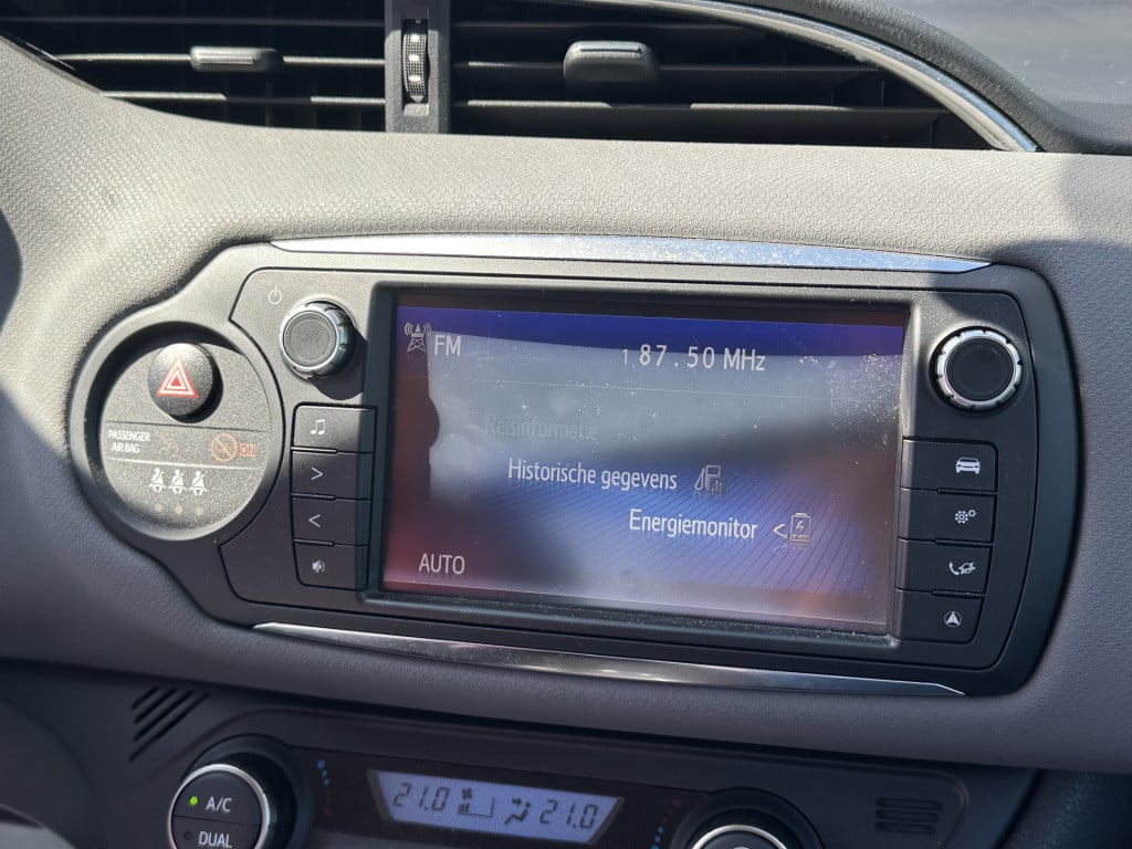 Toyota Yaris 1.5 hybrid lease i camera i automaat i airco l navigatie i zee