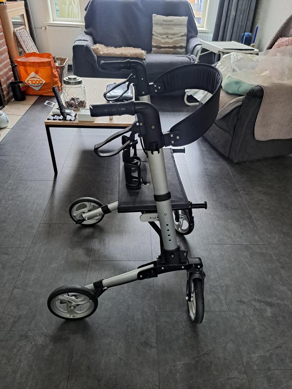 OPVOUWBARE ROLLATOR MET RUGGENSTEUN.