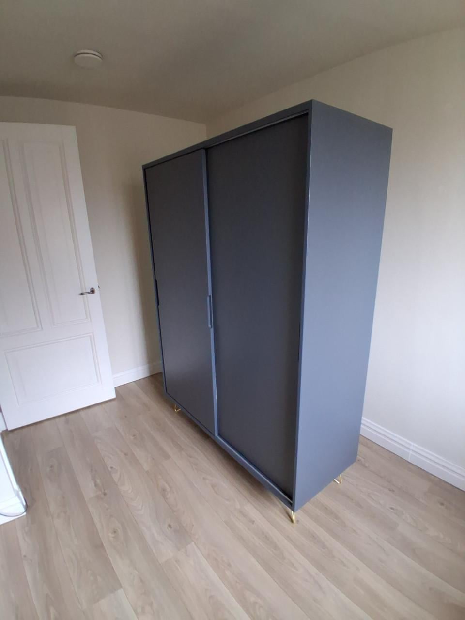 Kleding kast donkergrijs, van MADE