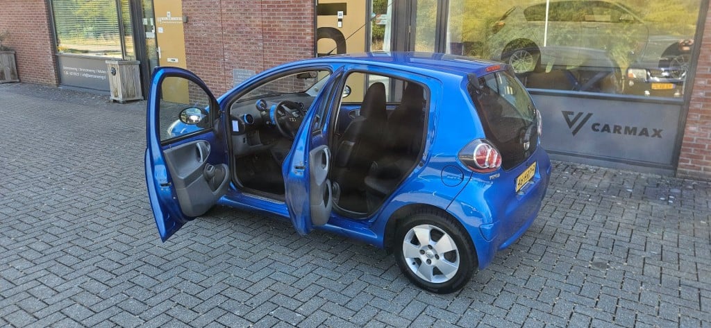 Toyota Aygo 1.0-12v dynamic blue