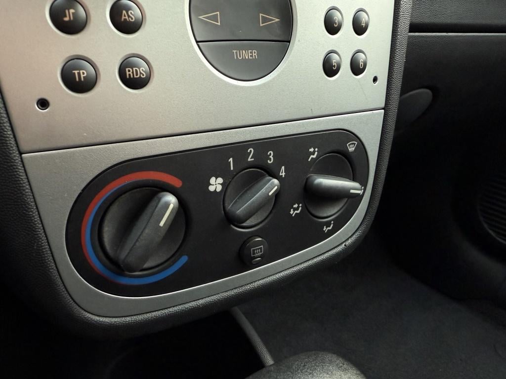 Opel Corsa 1.4-16v njoy automaat!