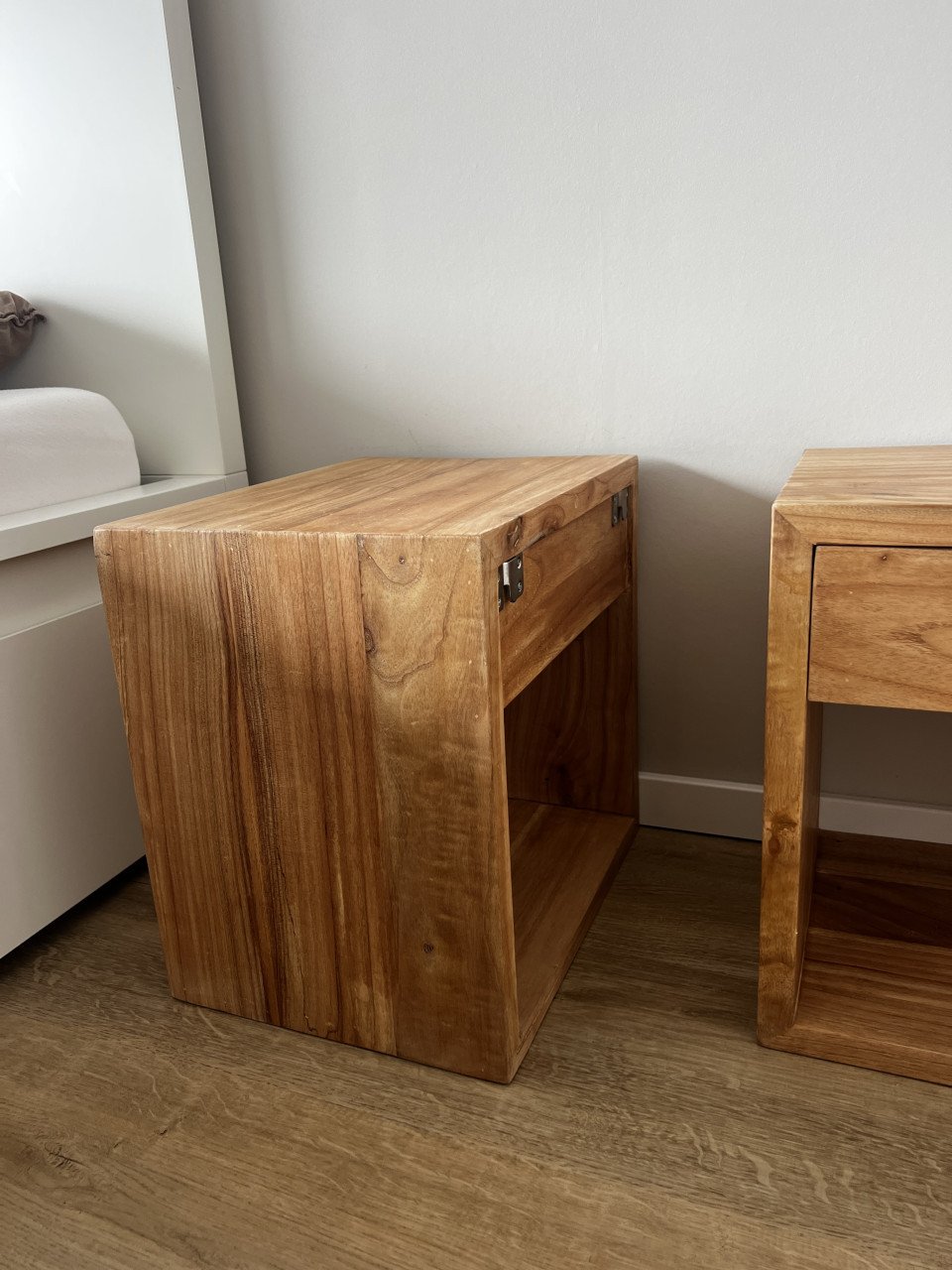 Houten nachtkastjes zwevend