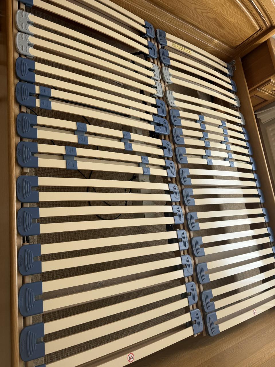 Ledikant, Eiken 1 elekt / 1 hand. 2 lattenb.  2 matrassen en 2 nachtkastjes