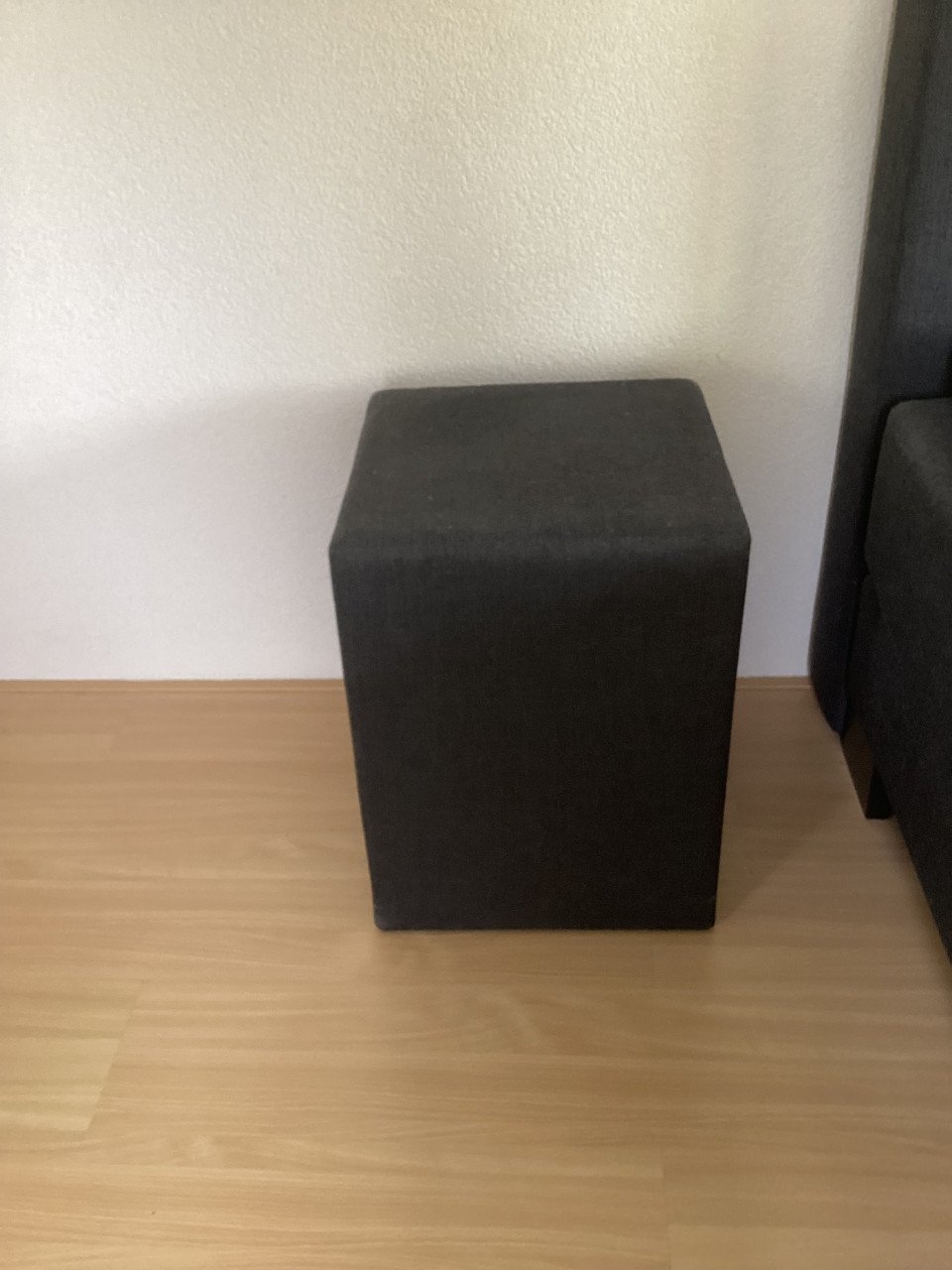 2 antraciet kleurige stoffen Hockers