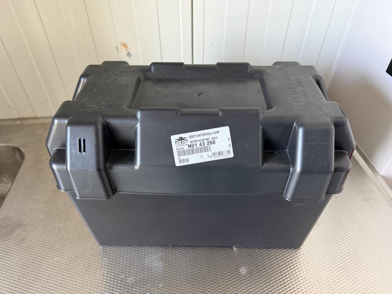 Kunststof accubak met riem voor caravan, camper, boot, etc..