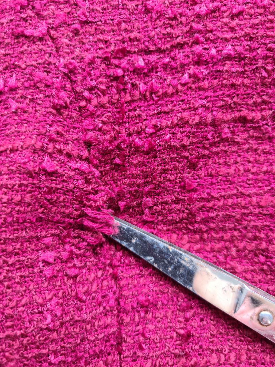 Bordeauxrode en zwarte Mango tweed blazer met gouden kettingdetails. Maat M