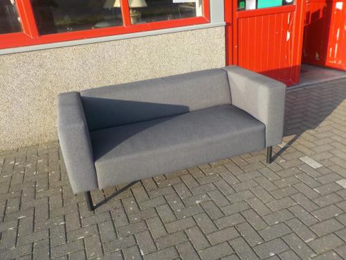Stoffen grijs bankje in zeer goede staat 170 cm breed