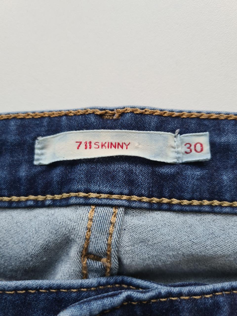 Mooie Levi's 711 Skinny jeans in een donkerblauwe wassing. W30 / L28