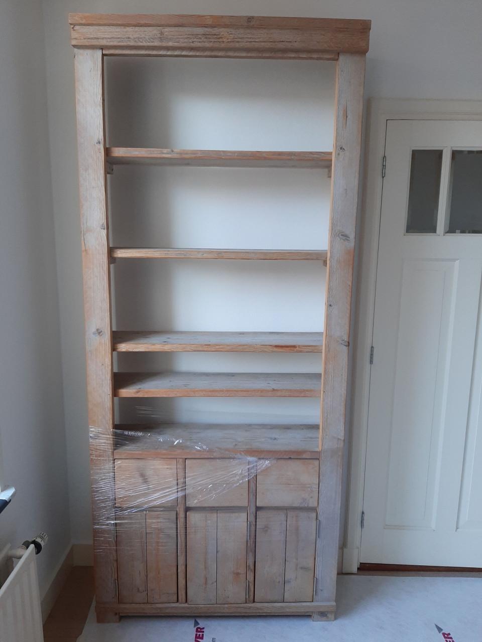 Twee handgemaakte steigerhouten boeken- en opbergkasten