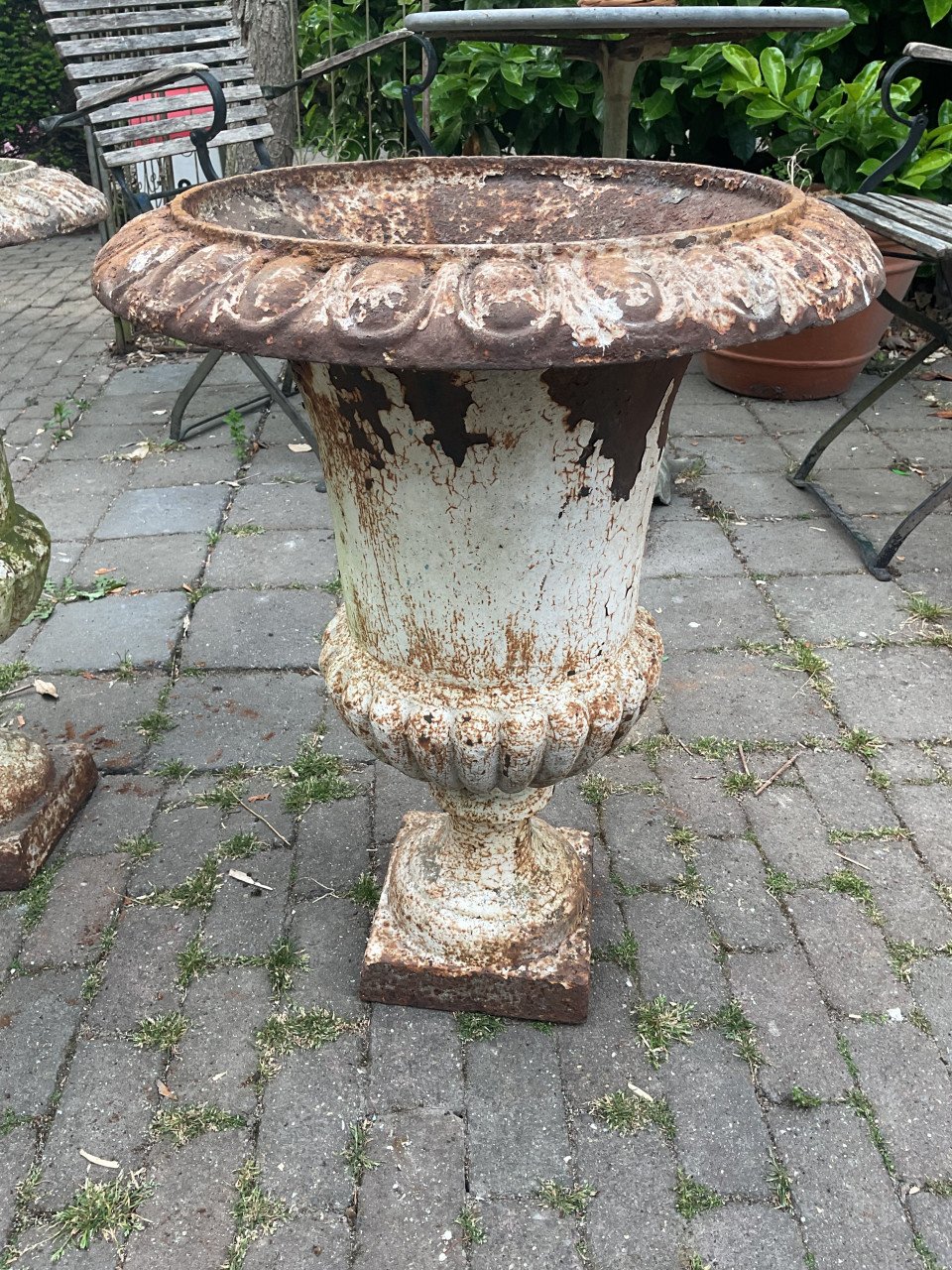 Grote gietijzeren tuinvazen