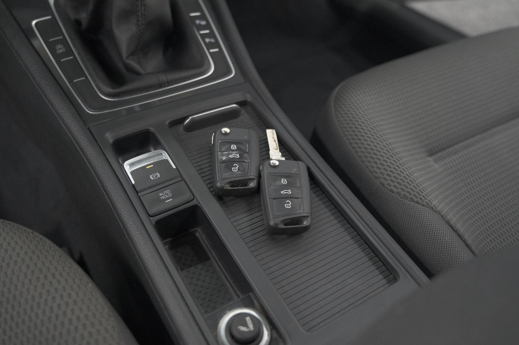 Volkswagen Golf 1.0 tsi 110pk highline | adaptieve cruise control | apple c