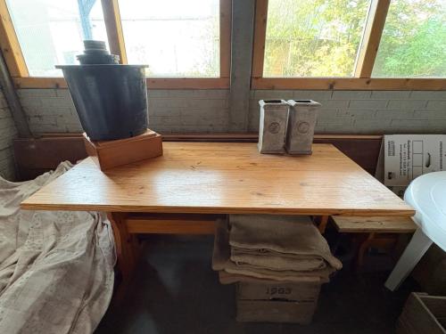 Houten tafel met bankje