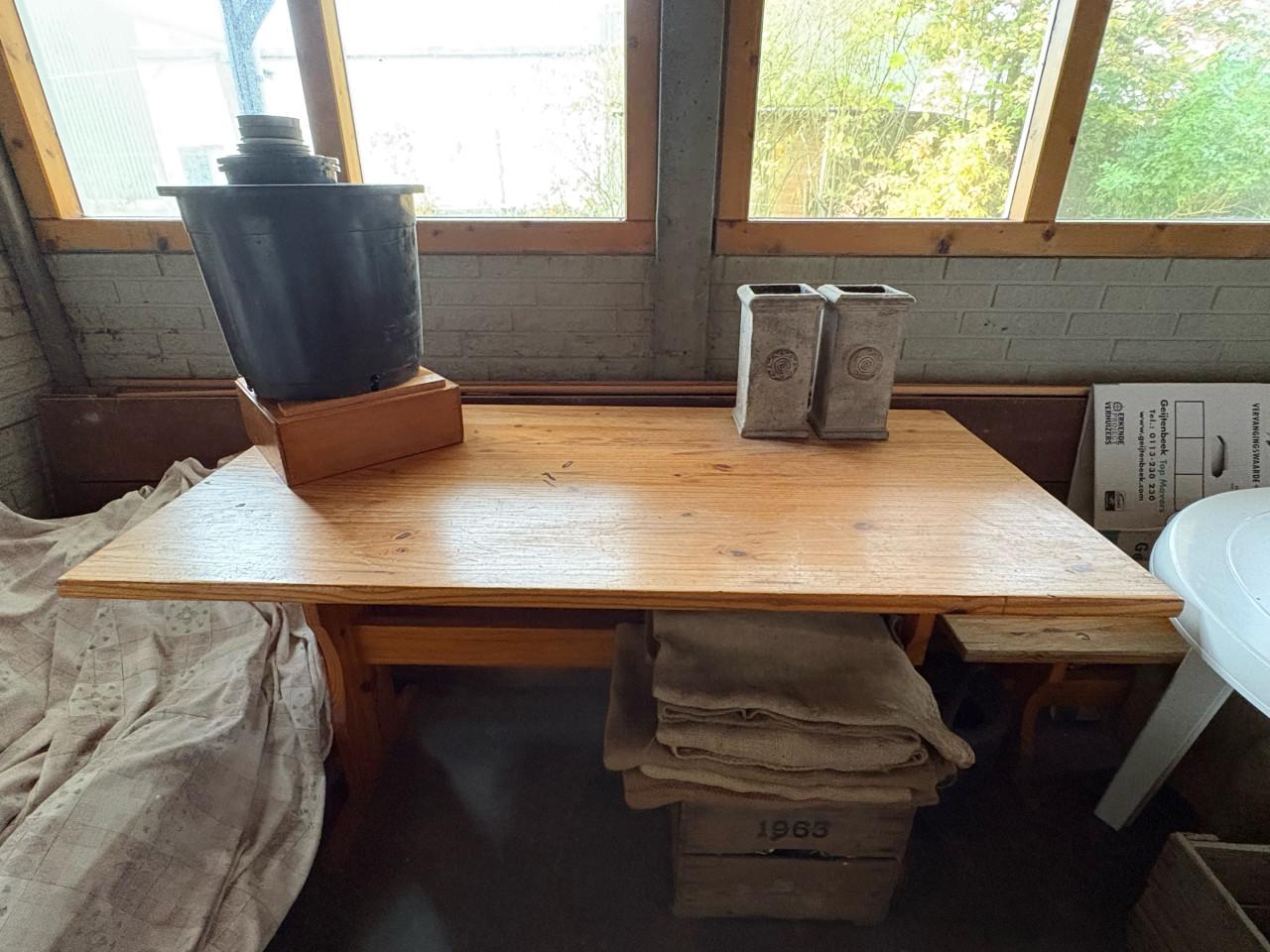 Houten tafel met bankje