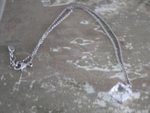 Zilverkleurige ketting met wit stenen hanger