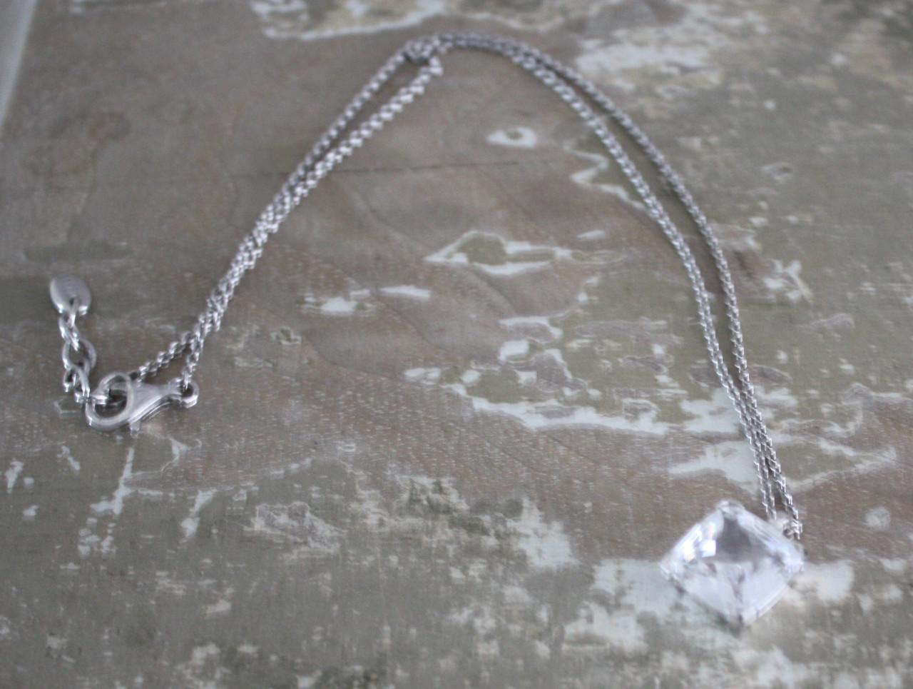 Zilverkleurige ketting met wit stenen hanger