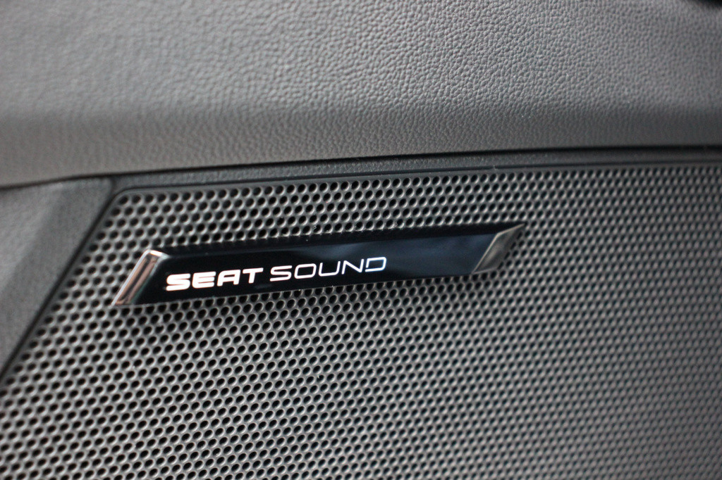 Seat Leon Sportstourer st 2.0 tsi cupra 300 4drive | pano. | camera | 301pk