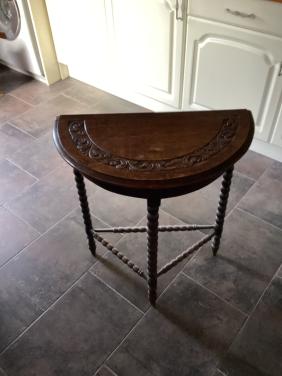 Ouderwets half rond tafeltje
