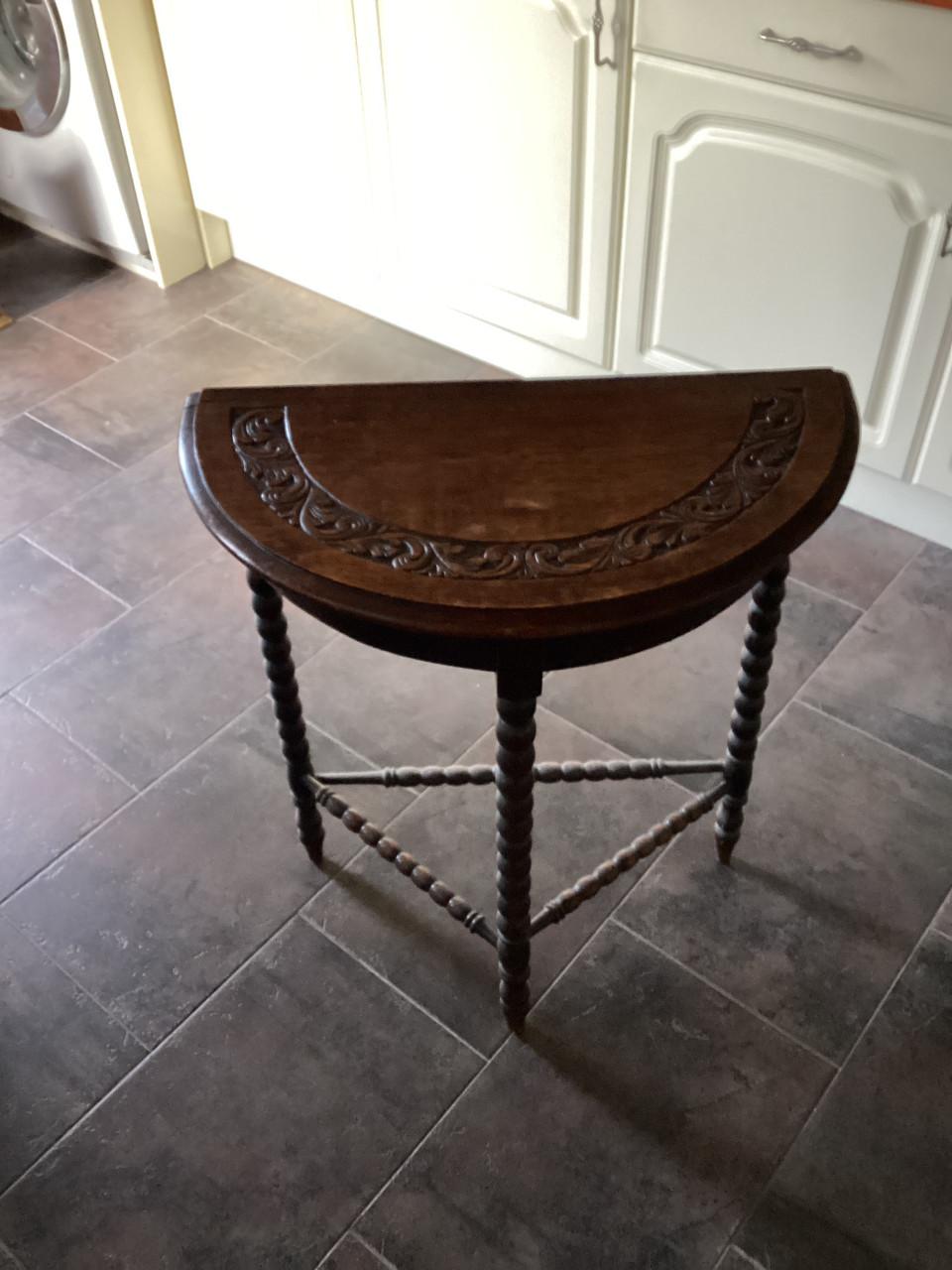 Ouderwets half rond tafeltje