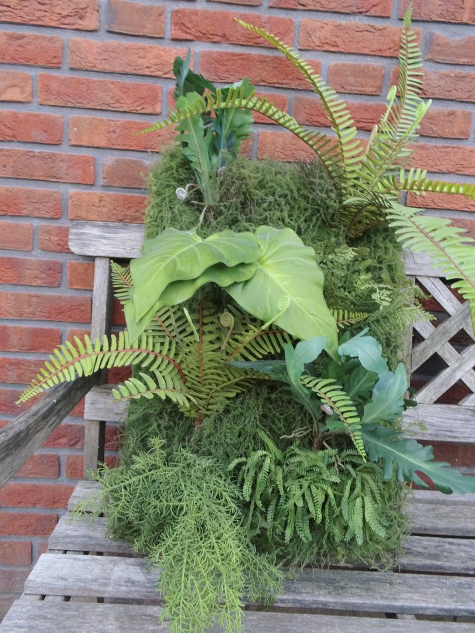 Wanddecoratie met kunstplanten.