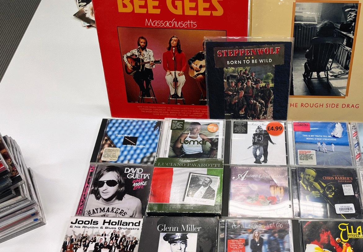 LEEGVERKOOP muziek PRIJSDALING! 2,50 euro Lp's, 0,50 euro cd's, DVD's!