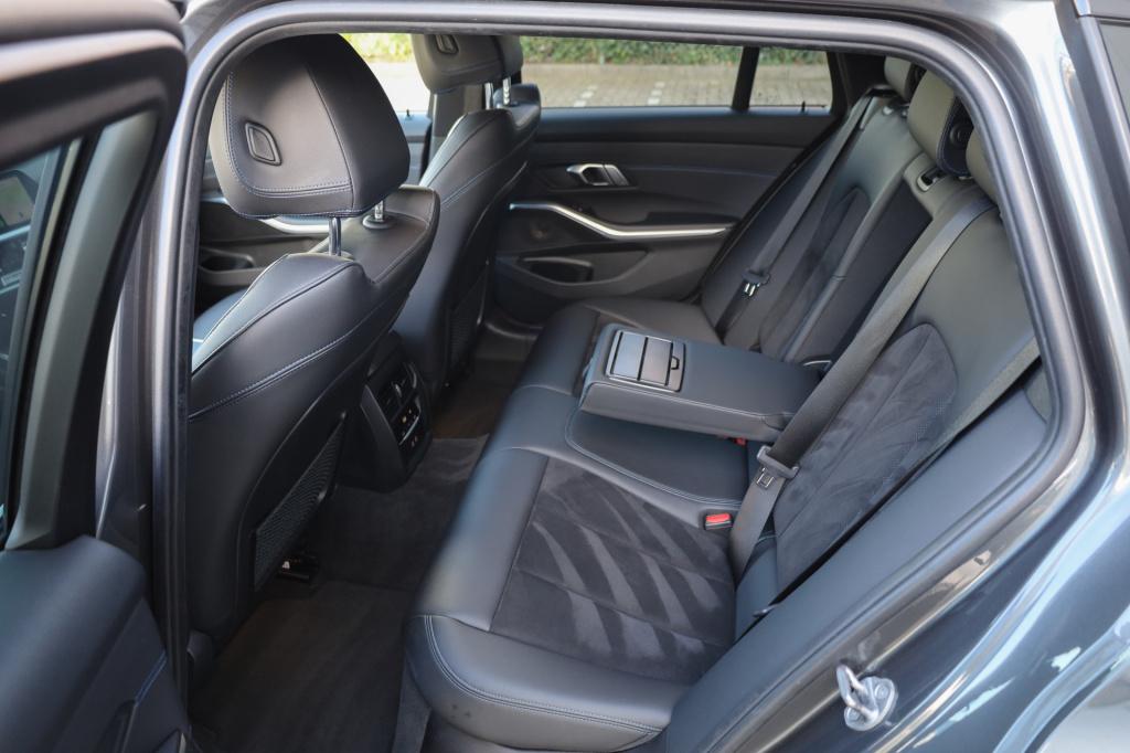 BMW 3-serie touring 330e m sport cam i trekhaak i acc i 292pk