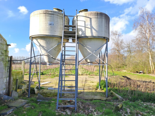 Twee silo’s met ladder te koop
