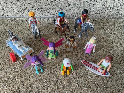 Playmobil.  16 poppetjes, 6 paarden, eenhoorn, ziekenhuisbed, surfplank etc