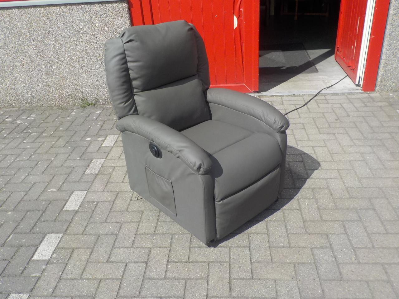 In vrijwel nieuw staat skai elektrische sta-op relax fauteuil