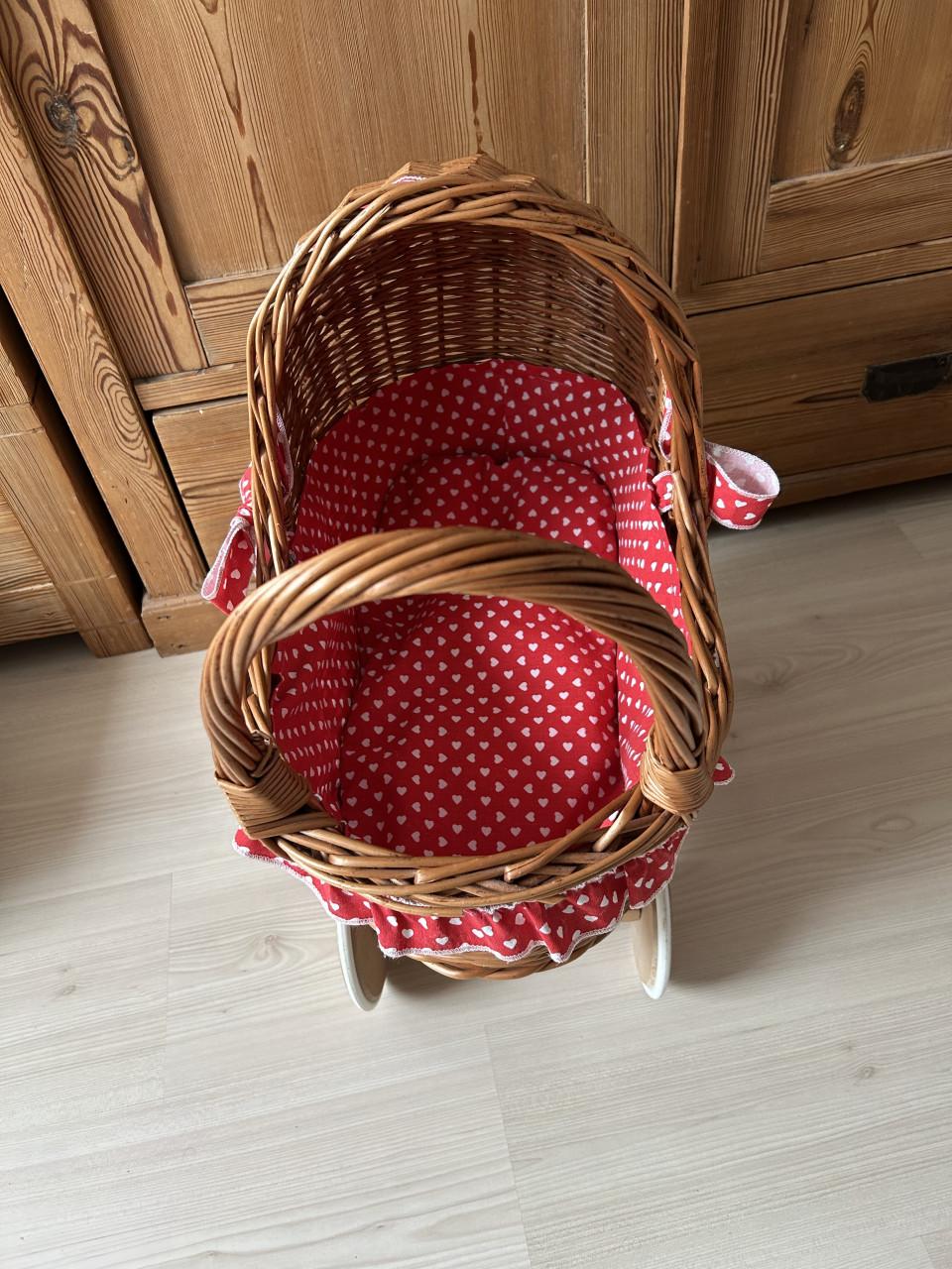 Rieten poppenwagentje,