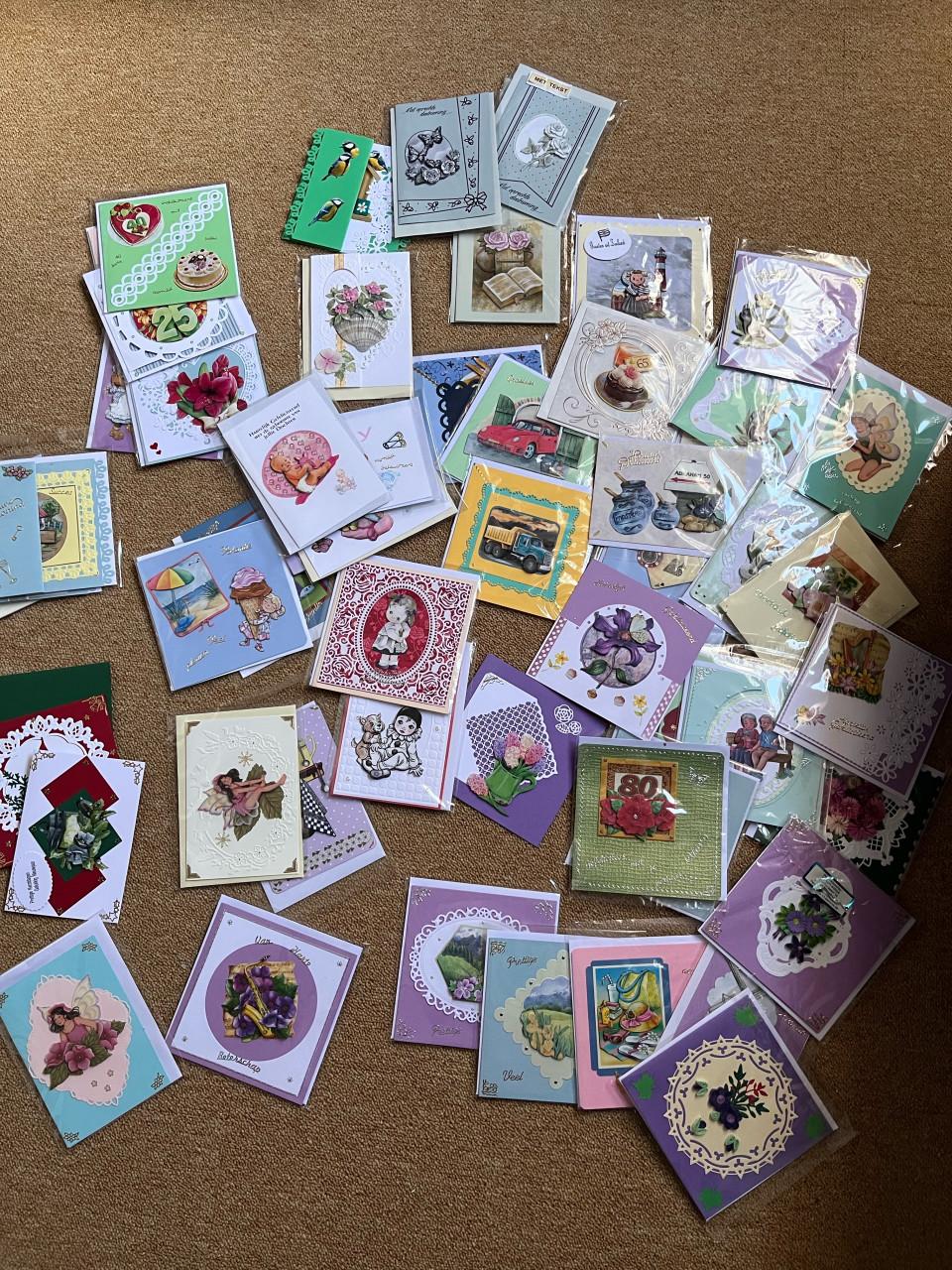 Assortiment zelfgemaakte wenskaarten +/- 50 stuks