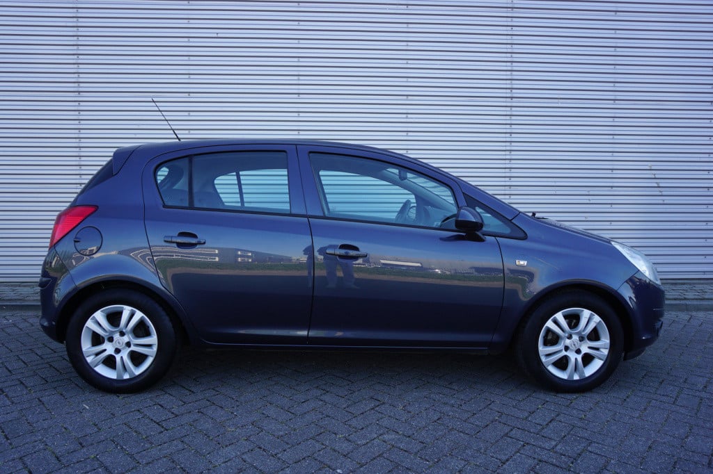 Opel Corsa 1.4-16v enjoy airco / cruise / elektr. ramen / trekhaak / nap