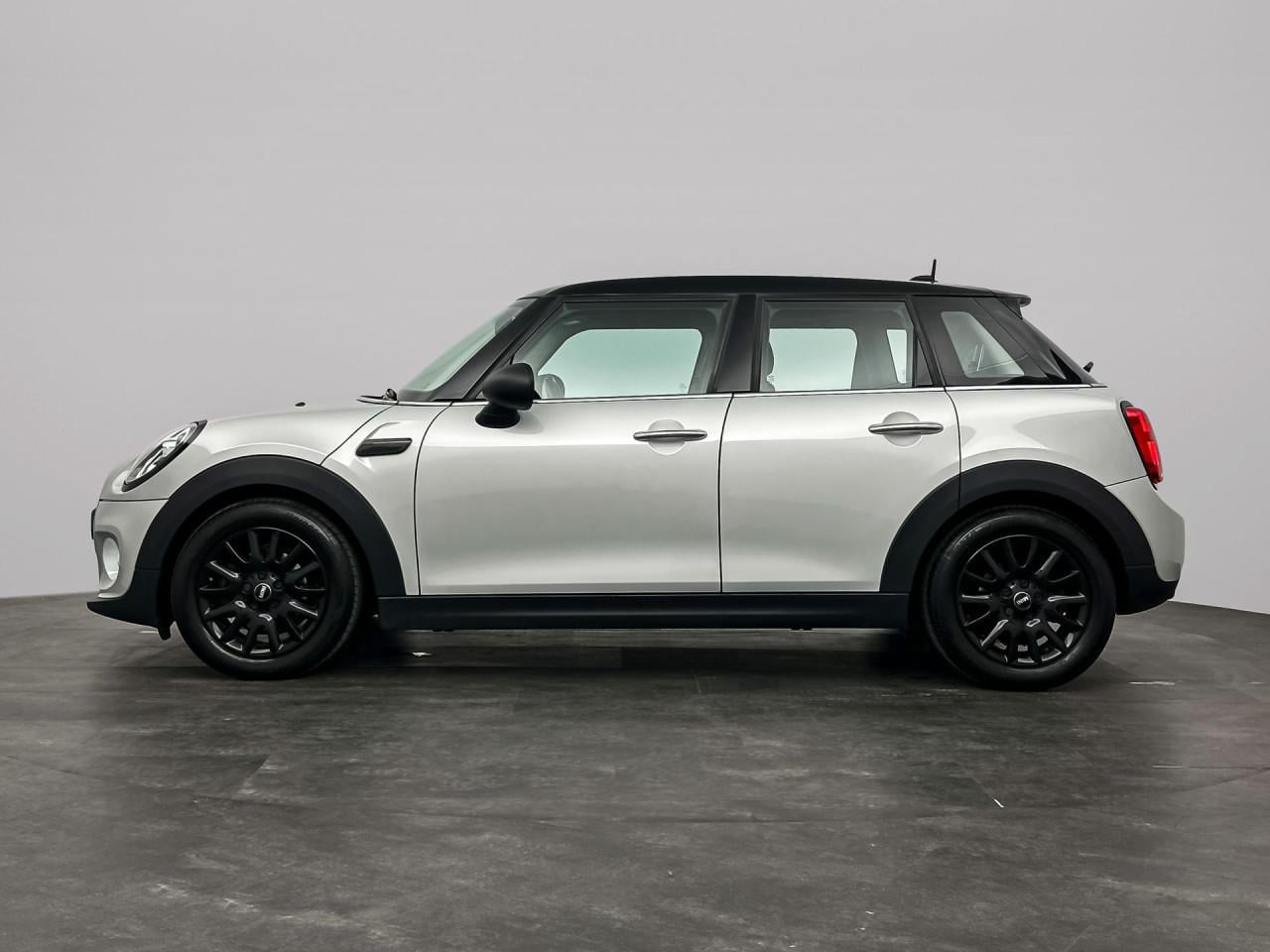 Mini Cooper 5 deurs in zeer nette staat in de kleur white-silver metalic