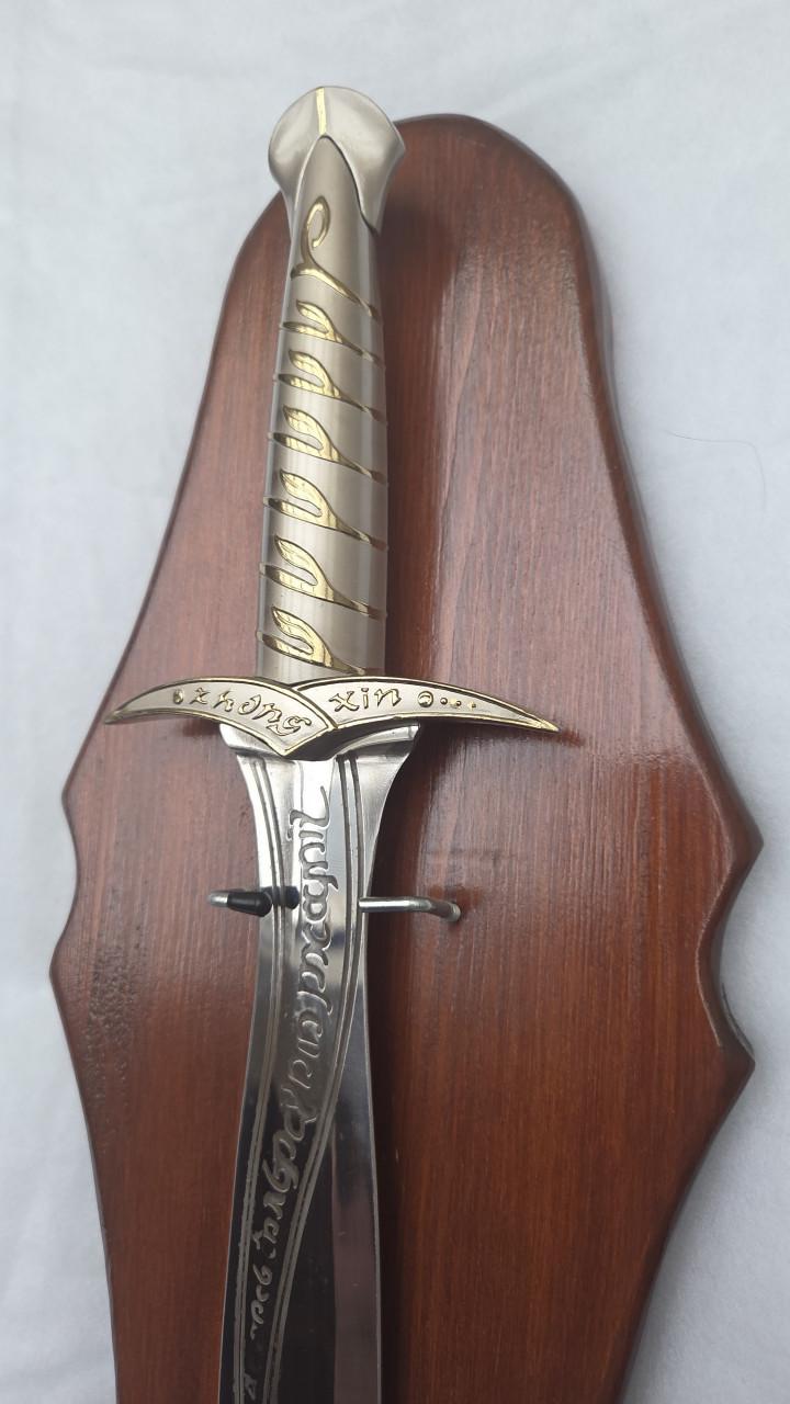 Lord of the Rings Sting Zwaard met Houten Plaque