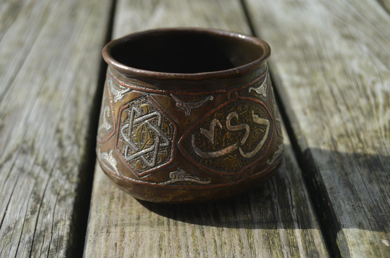 Perzisch koperen (met zilver?) bakje.