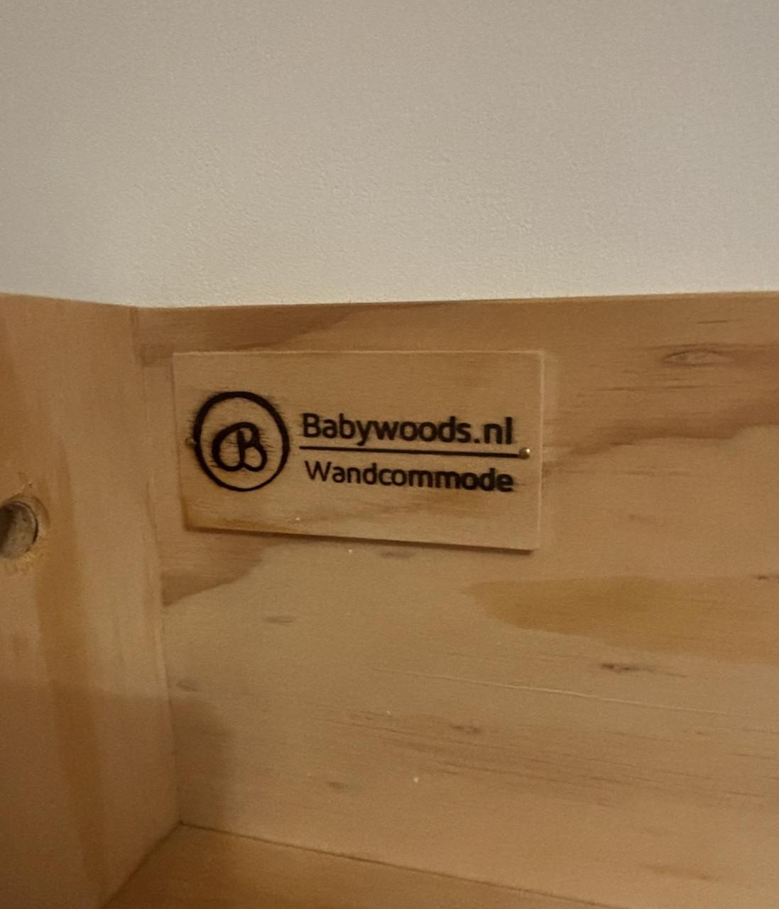 Inklapbare wandcommode – ideaal voor kleine babykamer – zo goed als nieuw