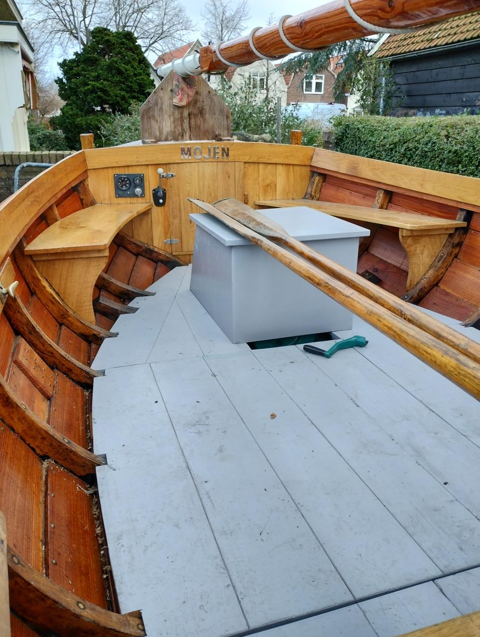 Zweedse zeilsloep 'Mojen ' overnaads met Volvo motor