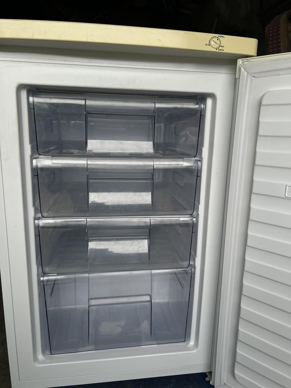 Tafelmodel A+ vrieskast met 4 laden 8x55 cm. Inhoud Vriezer 100 liter