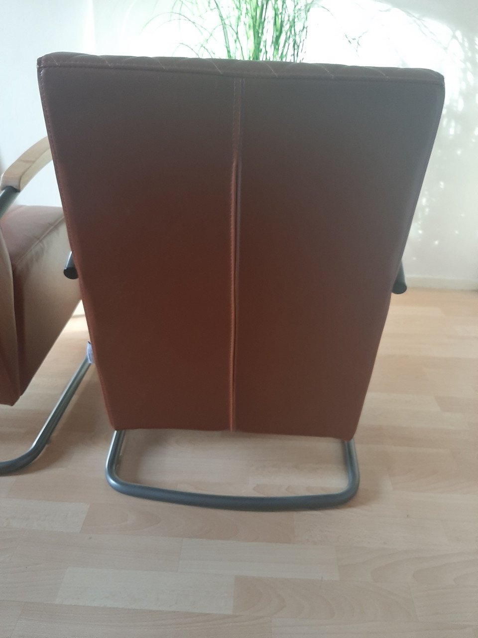2 lounge stoelen, kleur bruin, merk RV design