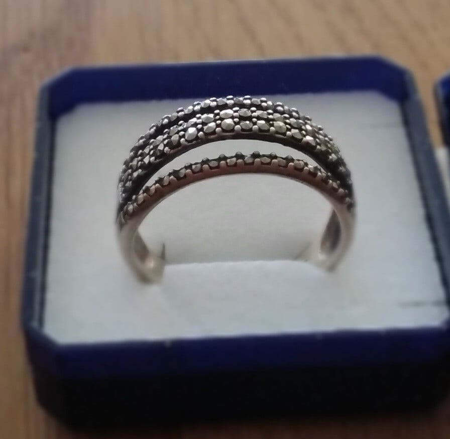 Aparte zilveren ring ⭕ met marcasite steentjes
