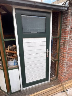 Gebruikte deur met hardhouten kozijn