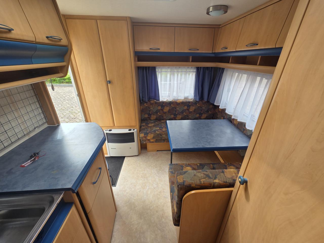 Hobby de luxe 440 met voortent en mover