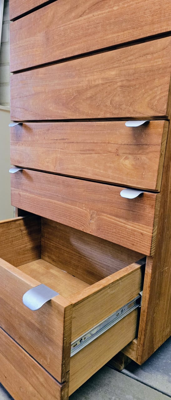 Hoge smalle kast van Teakhout