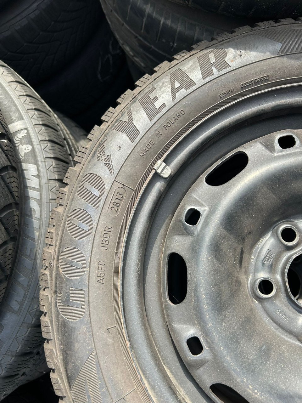 VOLKSWAGEN STALEN VELGEN GOODYEAR ULTRAGRIP BANDEN 14 INCH