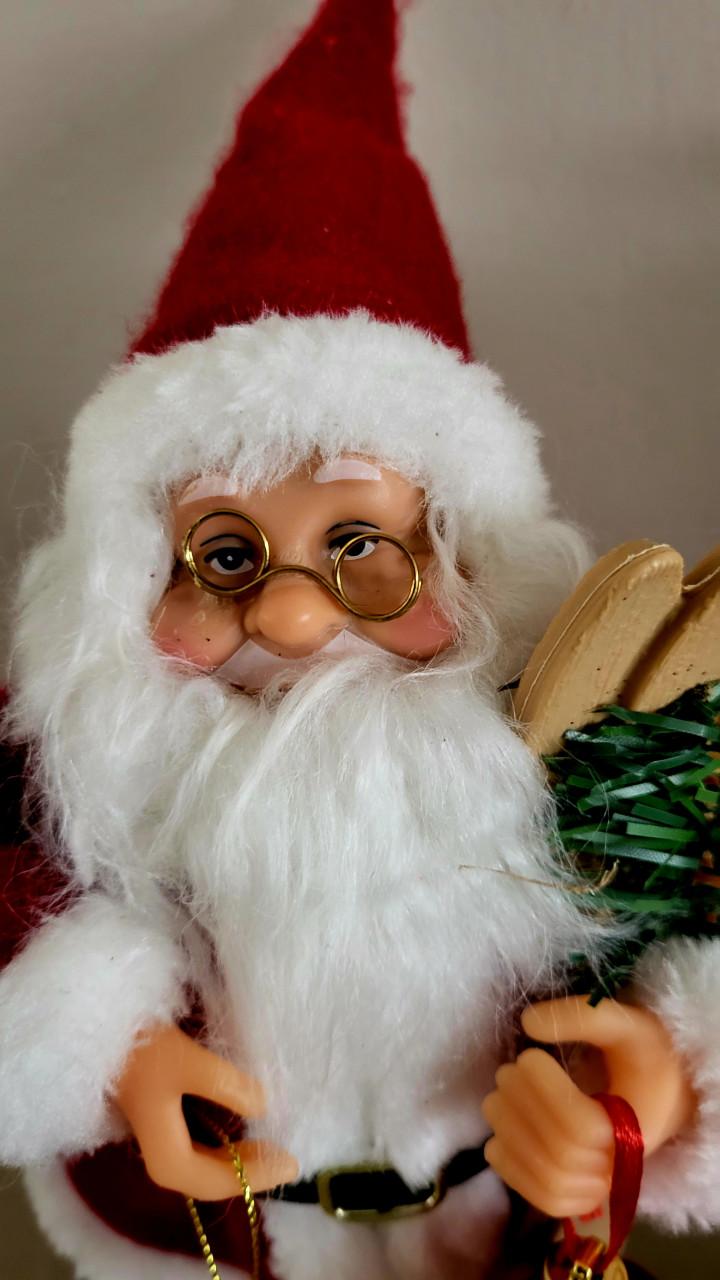 2 verschillende Kerstmannen 28 cm hoog (zo goed als nieuw)